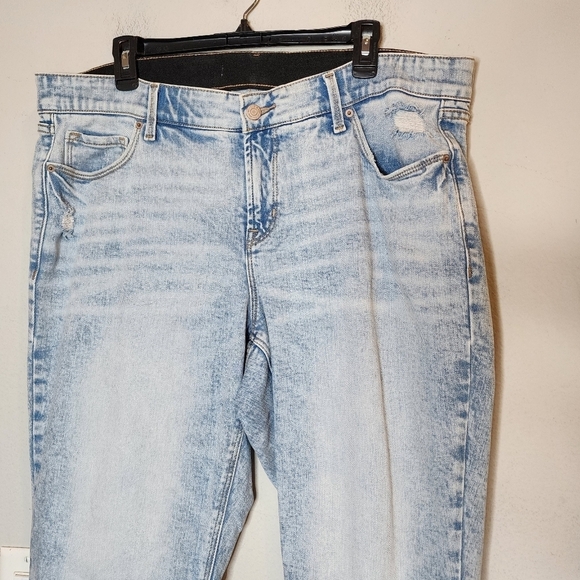 Old Navy lightwash plus Size 18 jeans. Comfort waist. - Picture 8 of 14